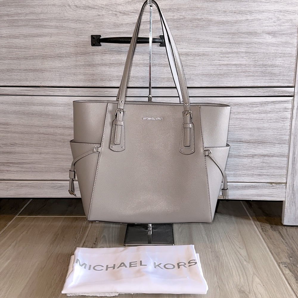EUC Michael Kors Voyager leather pebble tote